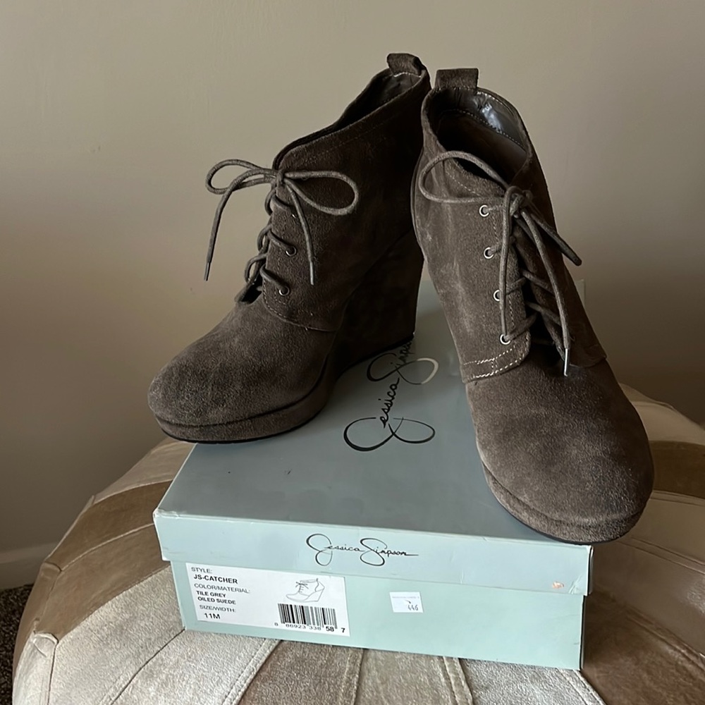 JESSICA SIMPSON ~STLYE CATCHER These beautiful Tile Grey Oiled 🔘 SUEDE Sz 11/41